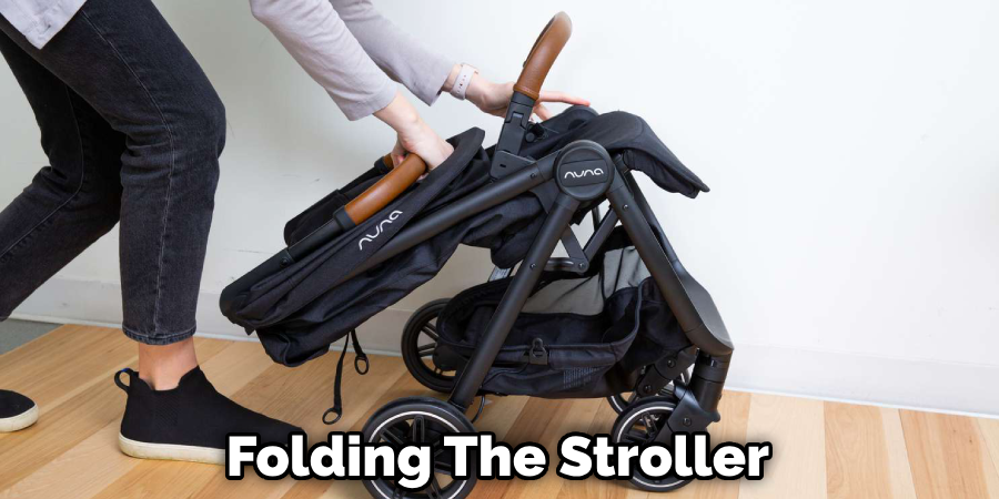  Folding the Stroller